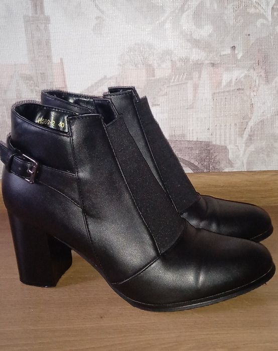 Продам ботильйони на каблуку,в ідеальному стані,40 розмір