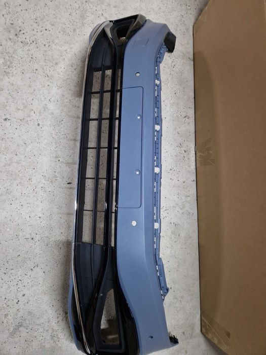 Передний бампер (стиль R-Line) на Volkswagen Passat B8 2014-2019 года.