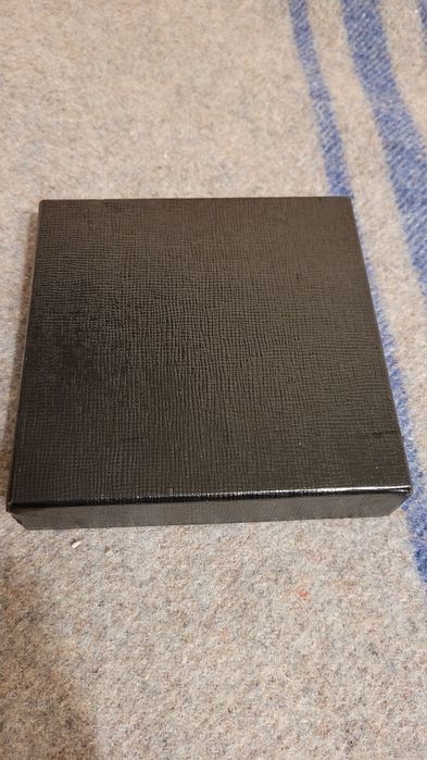 Dwie repliki odcisków pieczęci w wosku.