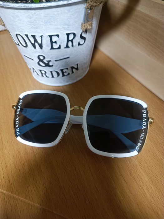 Окуляри сонцезахисні в стилі Prada.