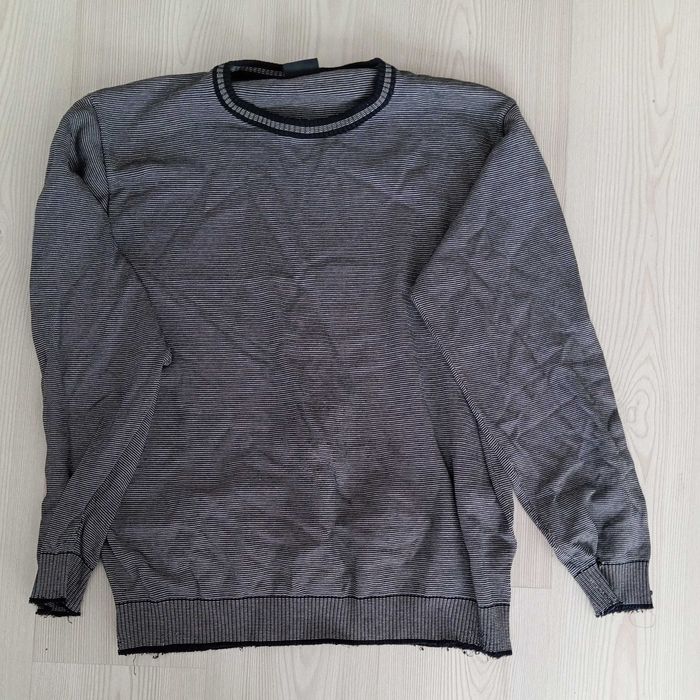 Dwa swetry - jeden w dobrym stanie, drugi bardziej roboczy