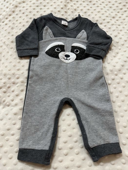 Гарний чоловічок з єнотом