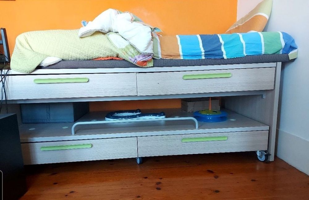 Roupeiro, cama e estante quarto juvenil