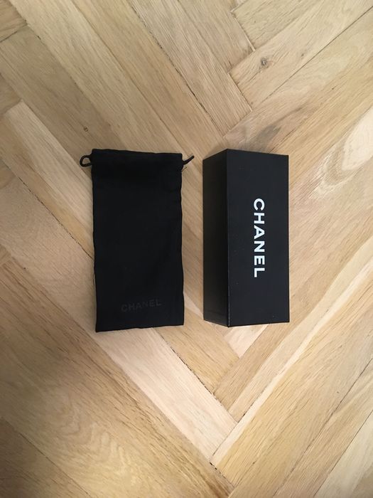 pudełko i woreczek na okulary Chanel czarne