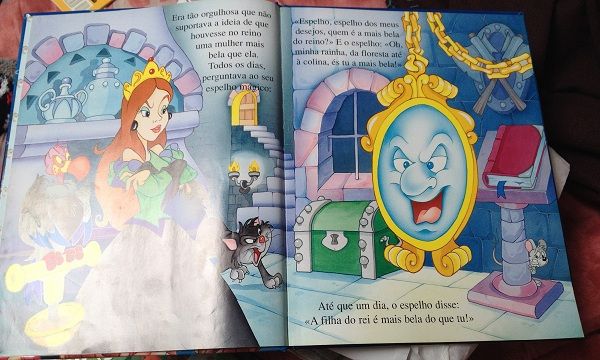 Livro Infantil "Branca de Neve"
