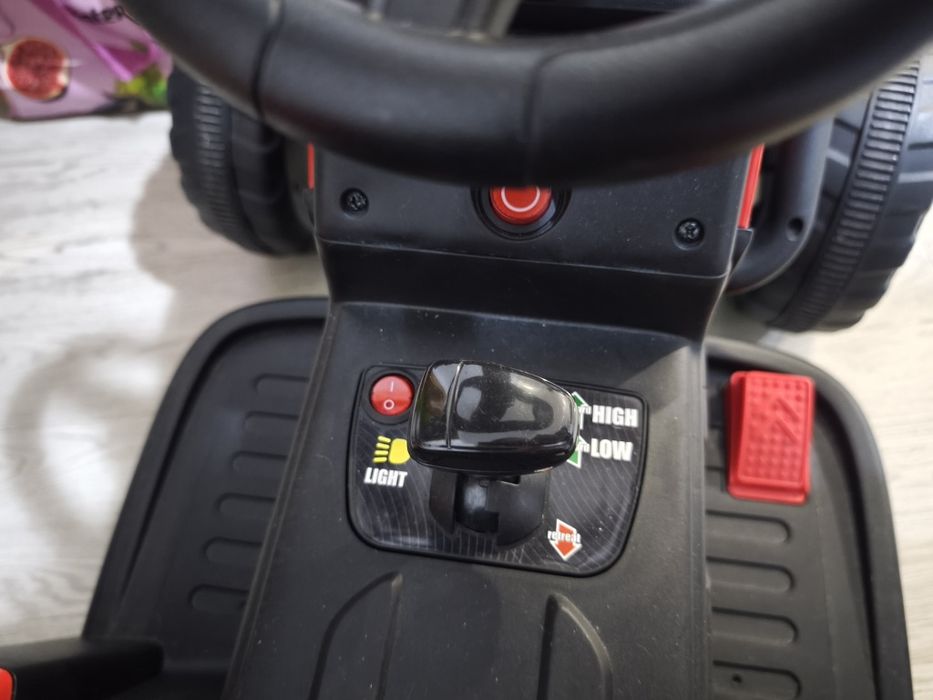 Trator eléctrico com atrelado