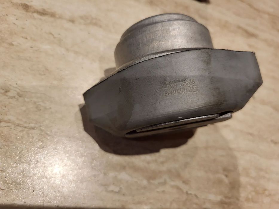 Poduszka skrzyni biegów przód L/P automatyczna/manualna AUDI A4 B5, A4 B6, A4 B7, A6 ALLROAD C6, A6 C5, A6 C6, ALLROAD C5; SKODA SUPERB I; VW PASSAT B5 1.8-4.2 10.96-08.