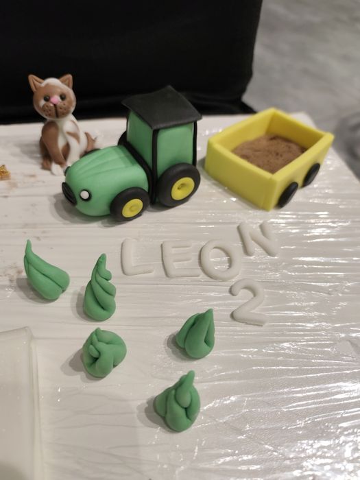 Z masy cukrowej na tort