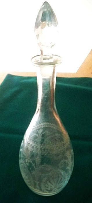 Garrafa em cristal incolor relevado e gravado