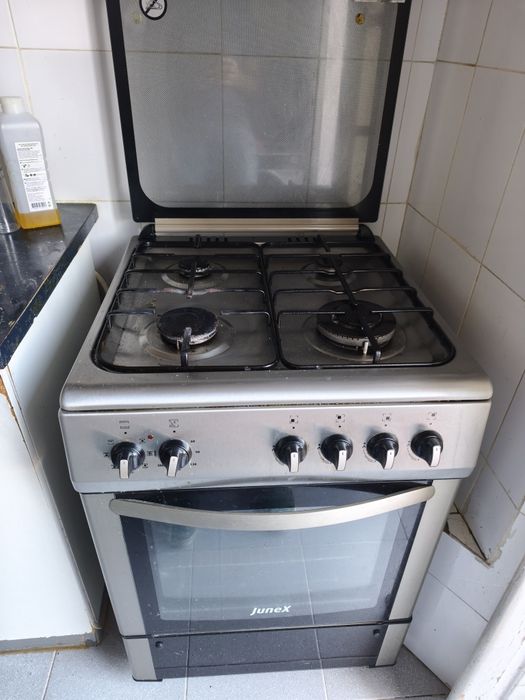 Fogão a gás e forno elétrico