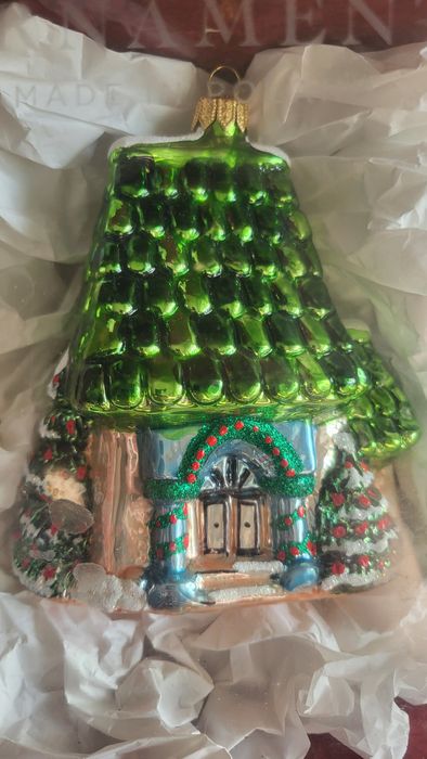 Скляна іграшка будинок
