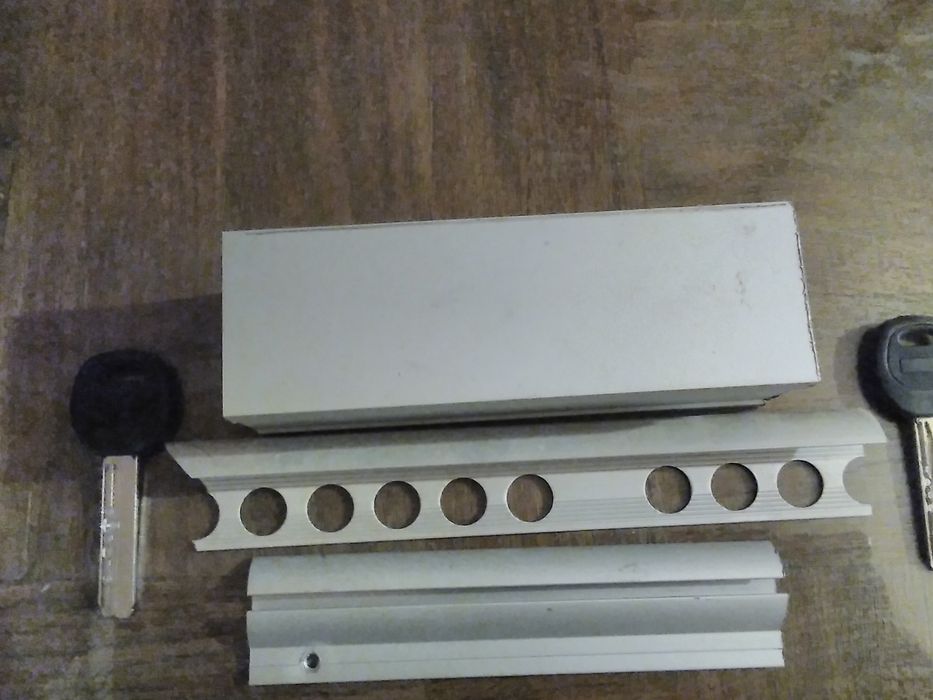 Остатки алюминиевого уголка и профиля