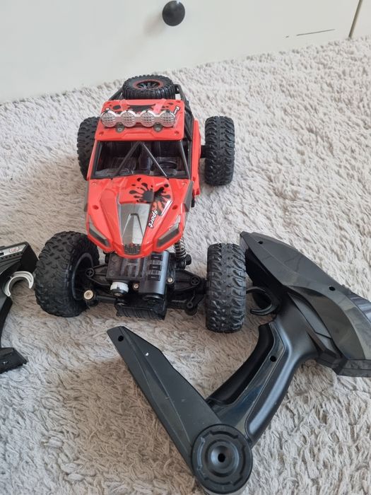 Машины на радиоуправлении. Maisto tech rock crawler R/C