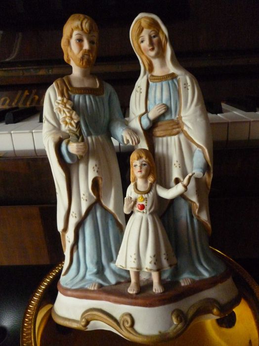 Stara figurka religijna Swietej rodziny