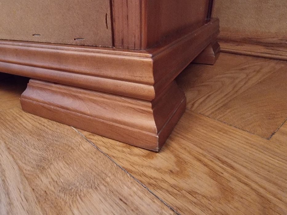 Тумба приліжкова