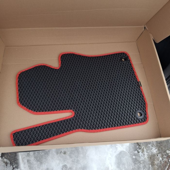 Коврики  в авто нові