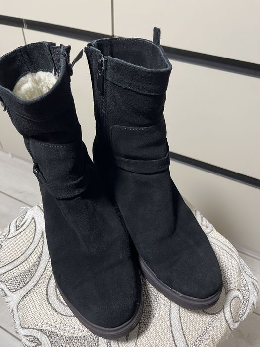 Продам замшеві чобітки.Розмір ::39