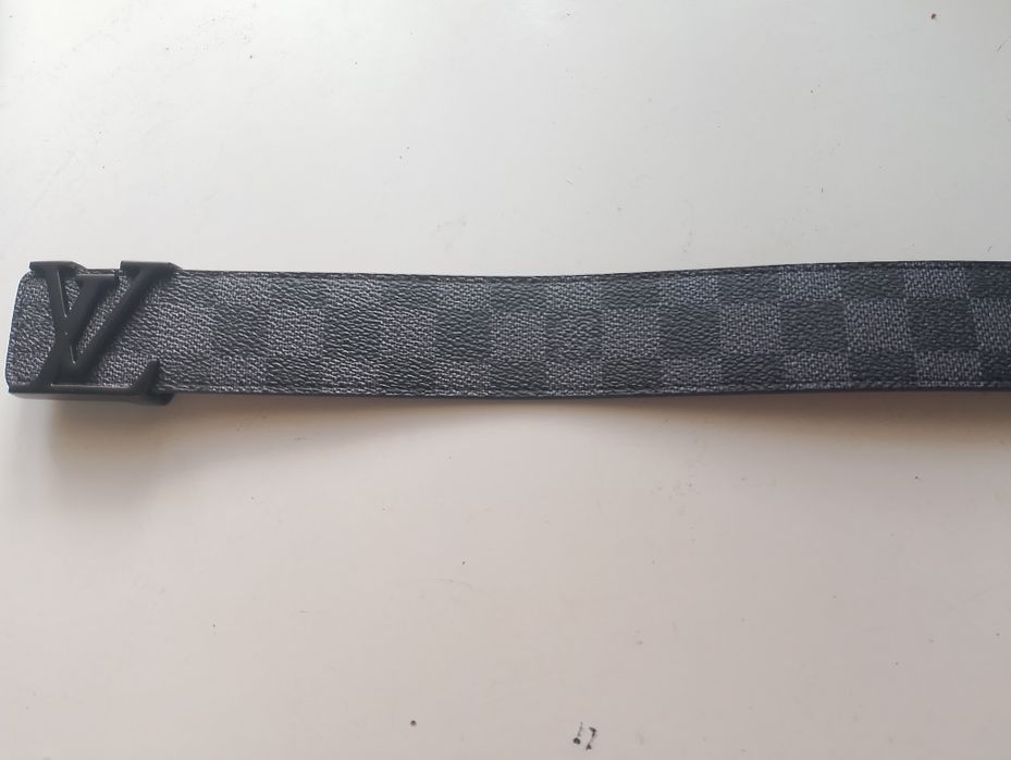 Pasek z klamrą "lv"