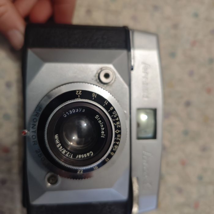 Máquina fotográfica da marca hama com flash