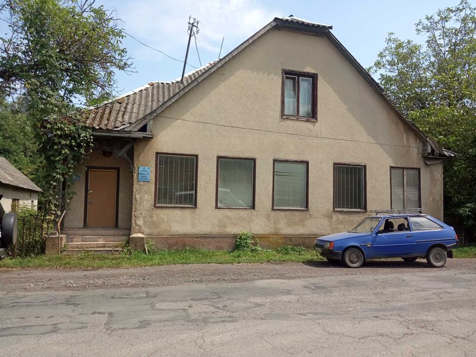 Двохповерхова будівля аптеки з підвалом та склад, площею 271.9 кв.м.