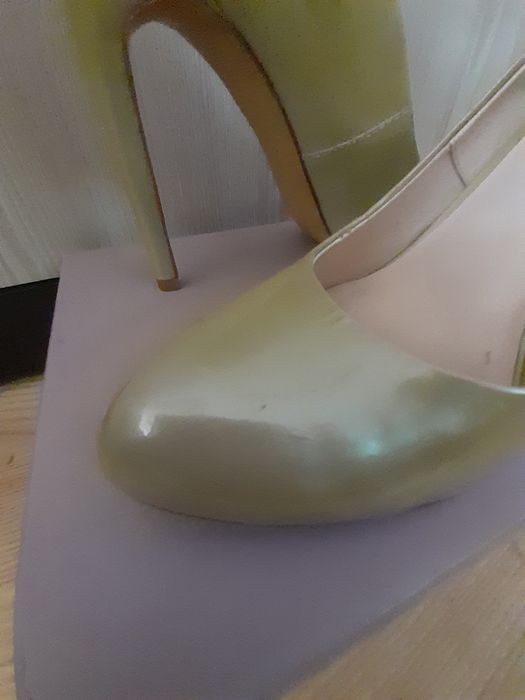 Шикарні шкіряні туфлі, кольору золотий беж