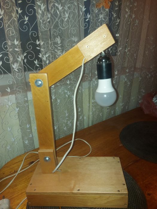 Настільна деревяна лампа