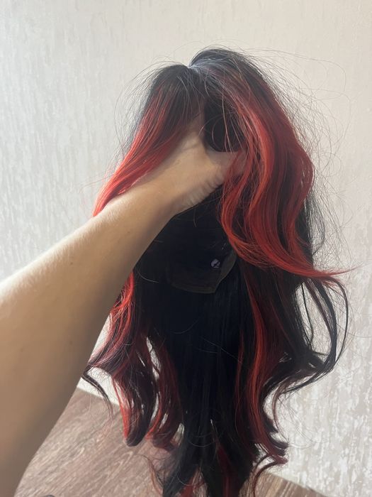 Перука чорно-червона