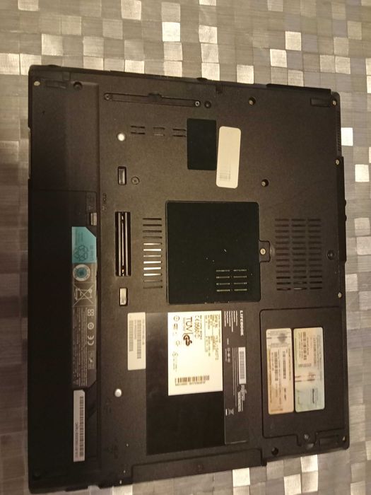 Laptop Fujitsu Siemens model E-8310 ekran 15"