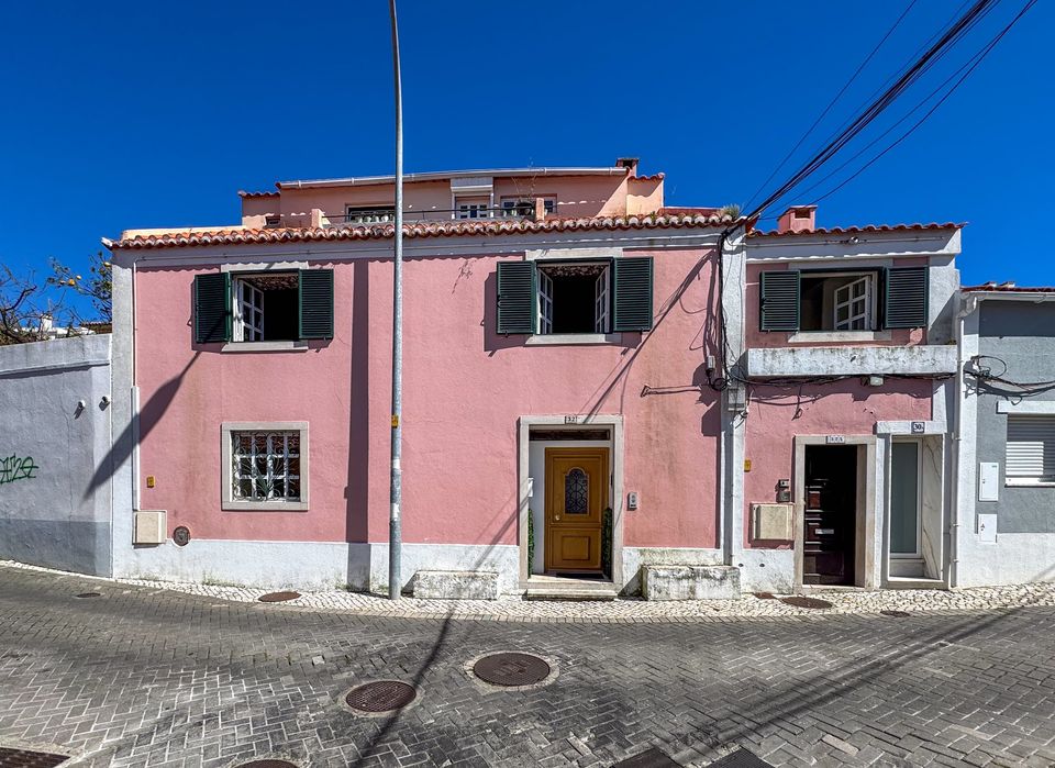 Moradia T2+1 em Queijas com 3 pisos, terraço e varanda