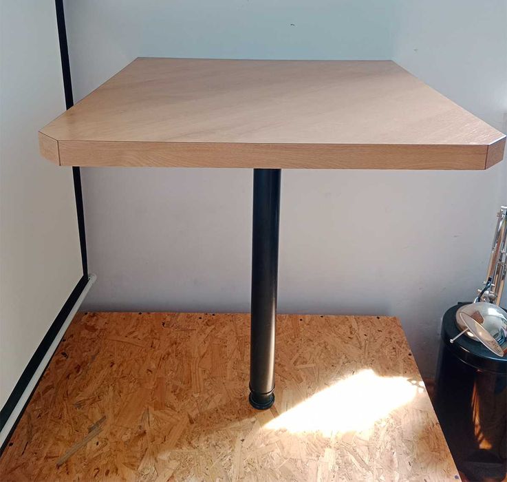 Solidny stolik na jednej nodze, kuchnia, balkon