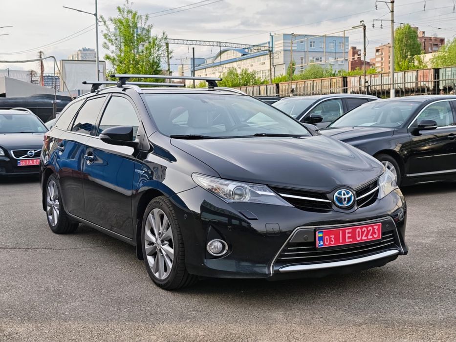 TOYOTA AURIS HYBRID 1,8 бенз+електро  2014