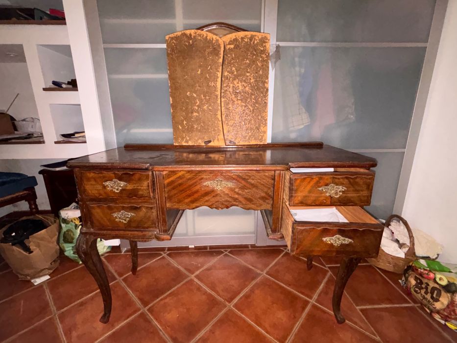 Conjunto de Quarto Antigo Completo – Elegância e Charme Clássico