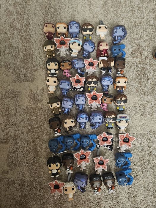 Фігурки кіндер джой дуже дивні справи