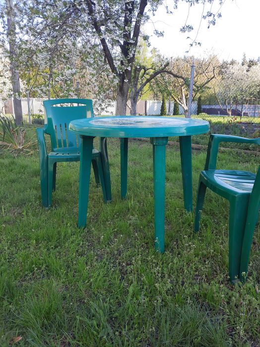 Пластиковий стіл