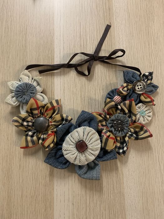 Dois colares em tecido