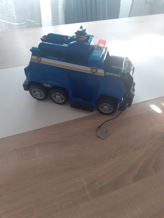 Camiao chaise com bonecos