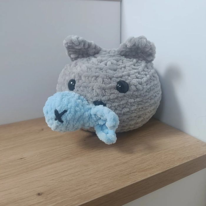В'язане кошеня з рибкою