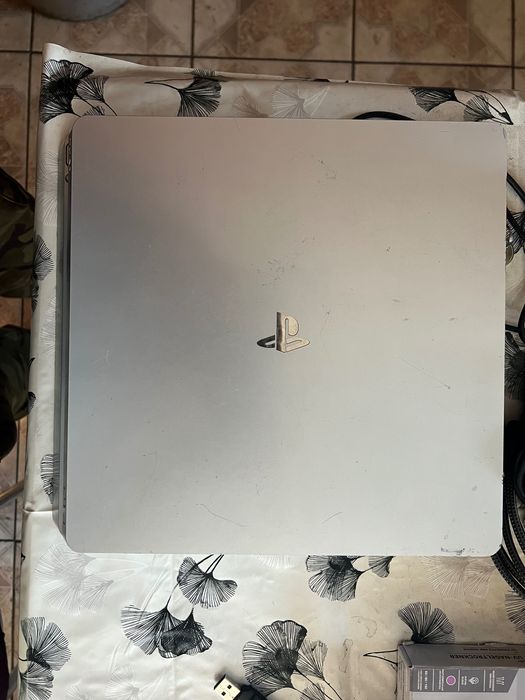 PS4 + 3 pady + 24 gry (w tym RDR2, GTA V, Cyberpunk)