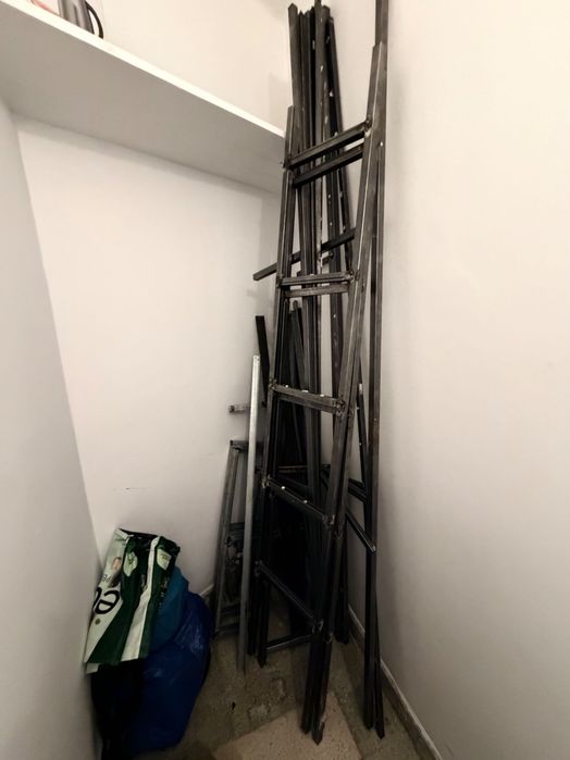 Vendo materiais metálicos: cantoneiras (ferro em L) e tubos galvanizados.