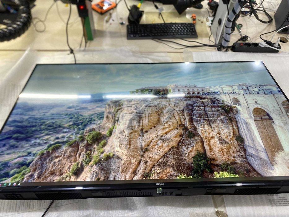 Телевизор Ergo 55DUS6000. З битий екраном. Під розборку