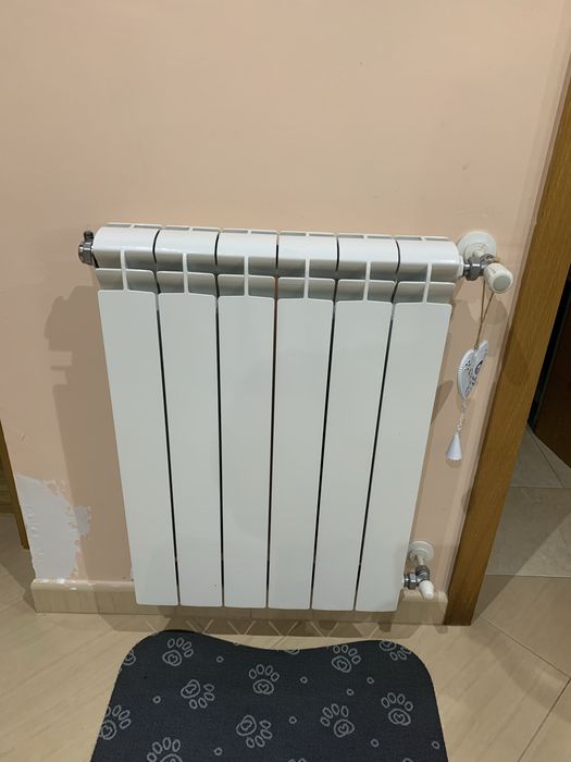 Aquecimento central 6 radiadores a água.