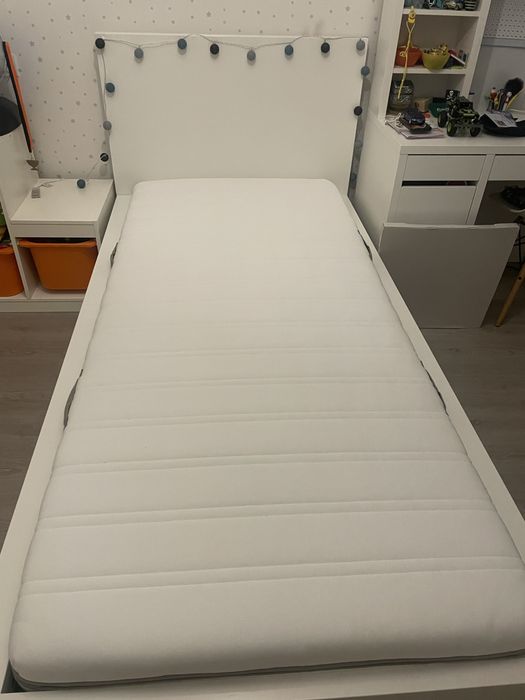Cama 90X190 malm ikea + estrado + gavetas p/arrumacao.  Exclui colchao