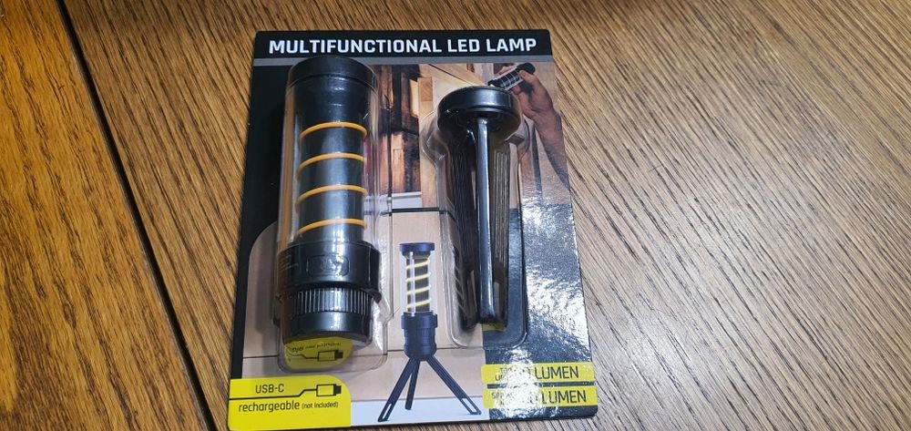 Latarka led na stojaku