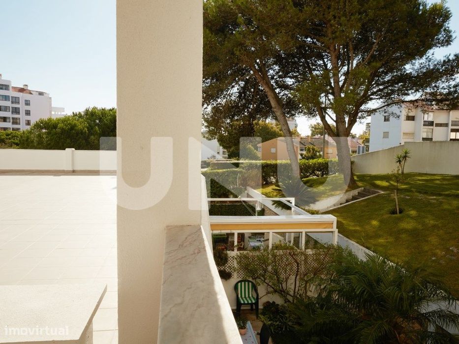 Apartamento T2, remodelado, em condomínio com piscina.