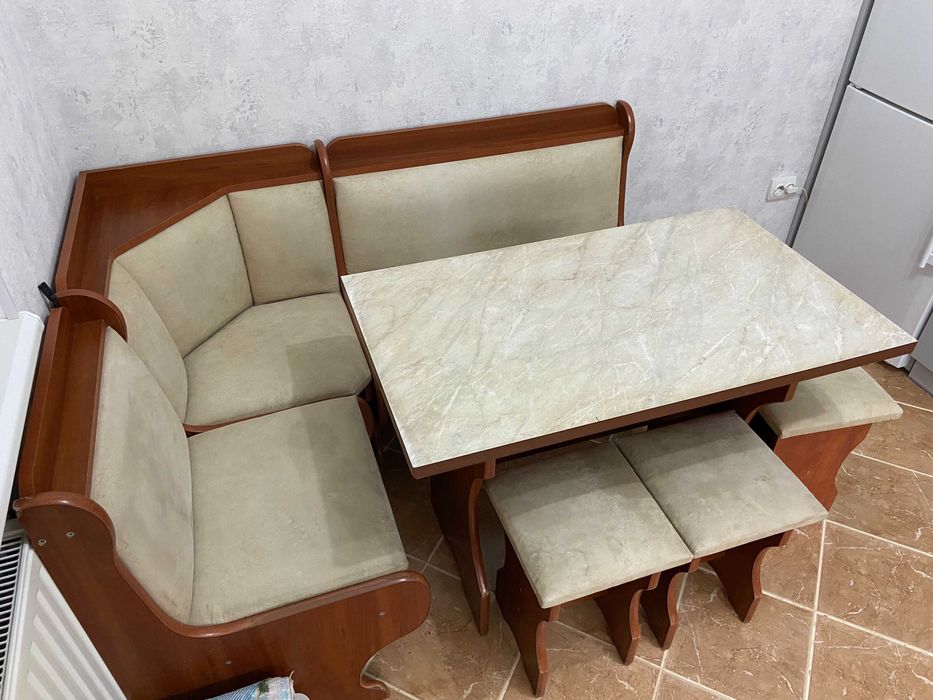 М'який куток для кухні зі столом та стільцями