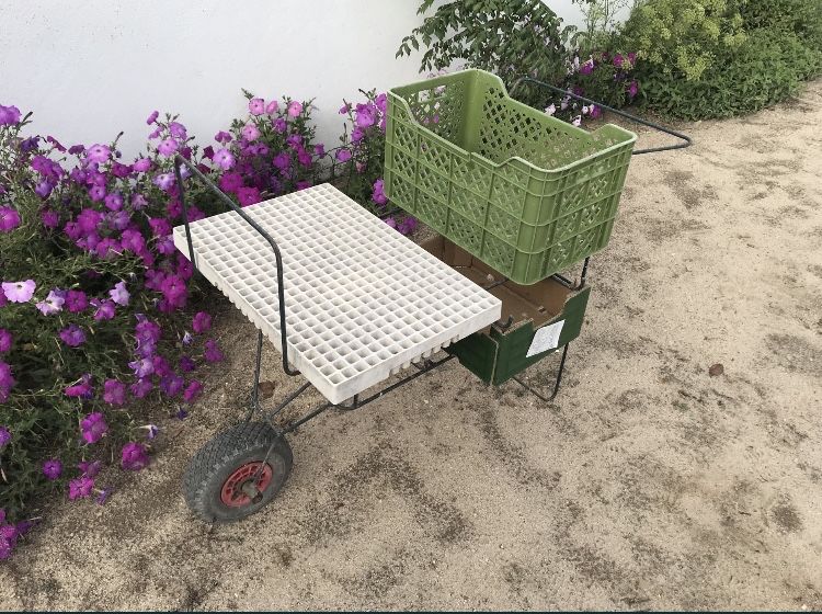 Carrinho de mão para caixas e tabuleiros.