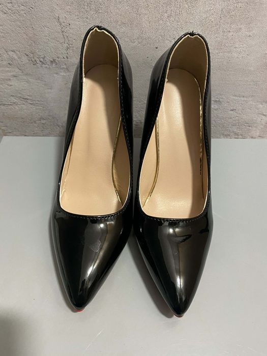 czarne szpilki lakierowane