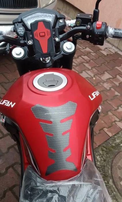 Захисна наліпка на бак мотоцикла