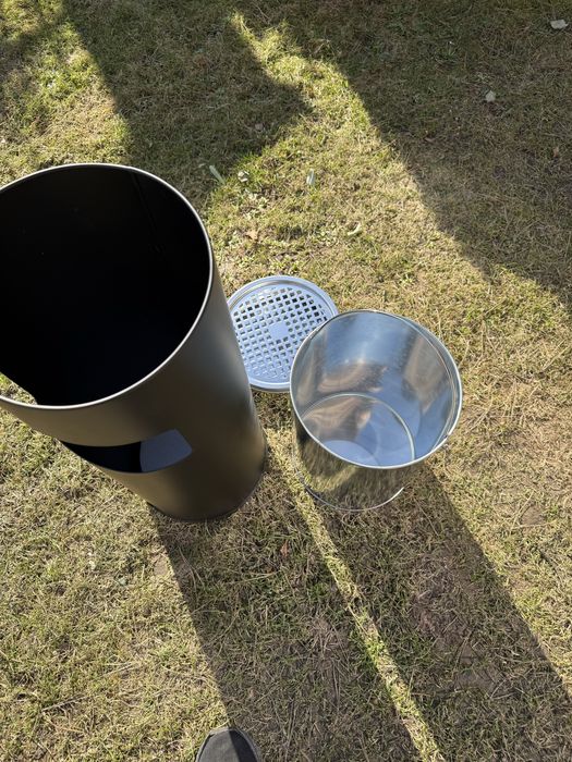 Wolnostojacy kosz na smieci z wbudowana popielniczką