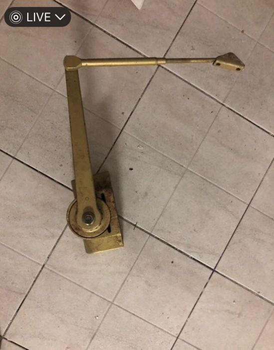Mola de porta Yale robusta em cor dourada